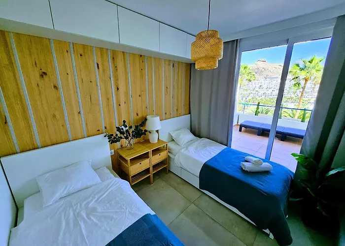 Ocean & Pool View Apartment